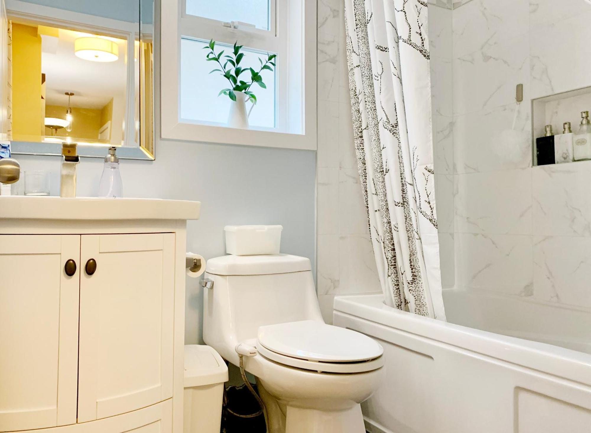 Private Guest Suite 10Mins To Downtown - King Bed - Bathtub - Free Parking แวนคูเวอร์ ภายนอก รูปภาพ
